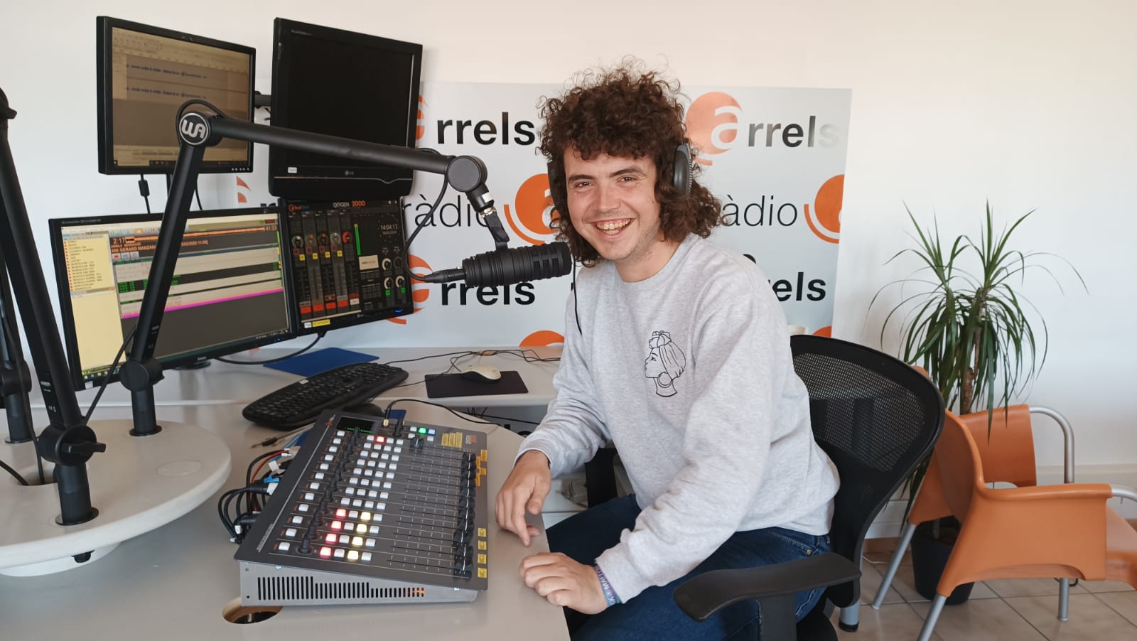 Una fotografia del periodista Miquel Martínez a l'estudi (Ràdio Arrels)