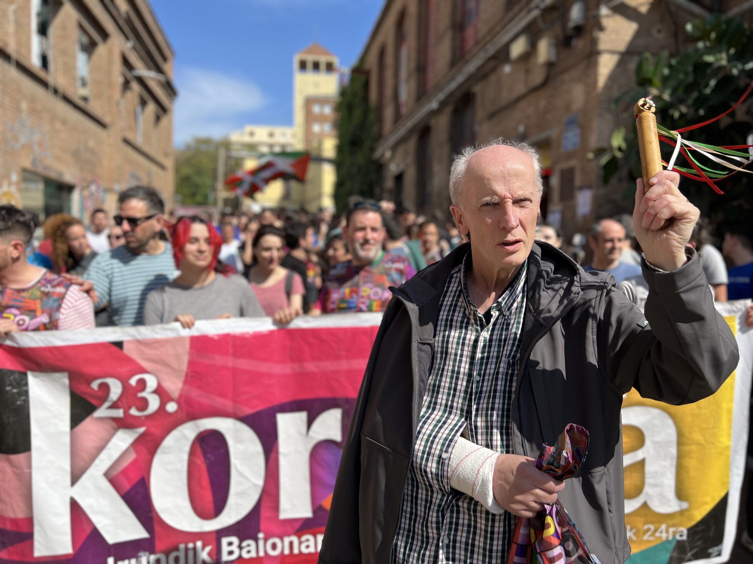 Martxelo Otamendi, fent el darrer relleu de la Korrika a Barcelona