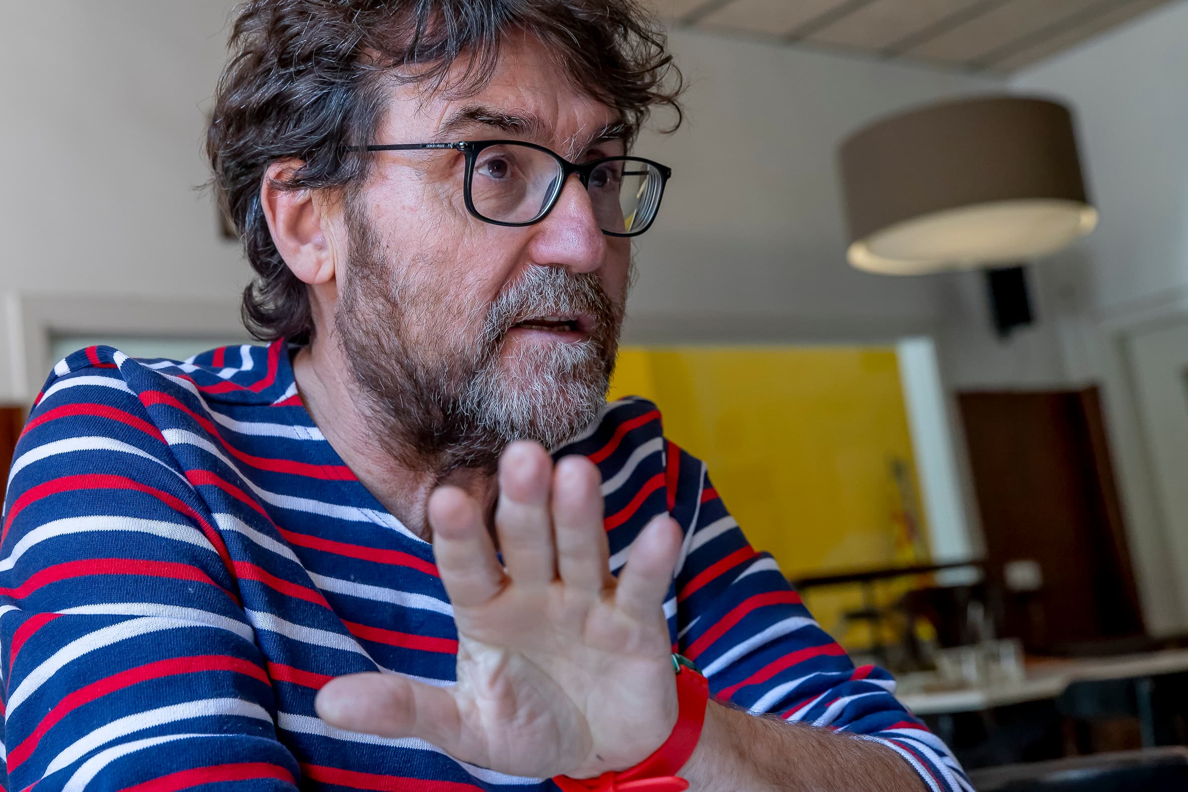 L'escriptor i crític literari Julià Guillamon, durant l'entrevista.