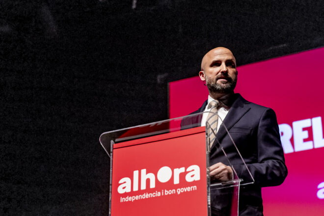 Alhora comença a caminar fora de les institucions