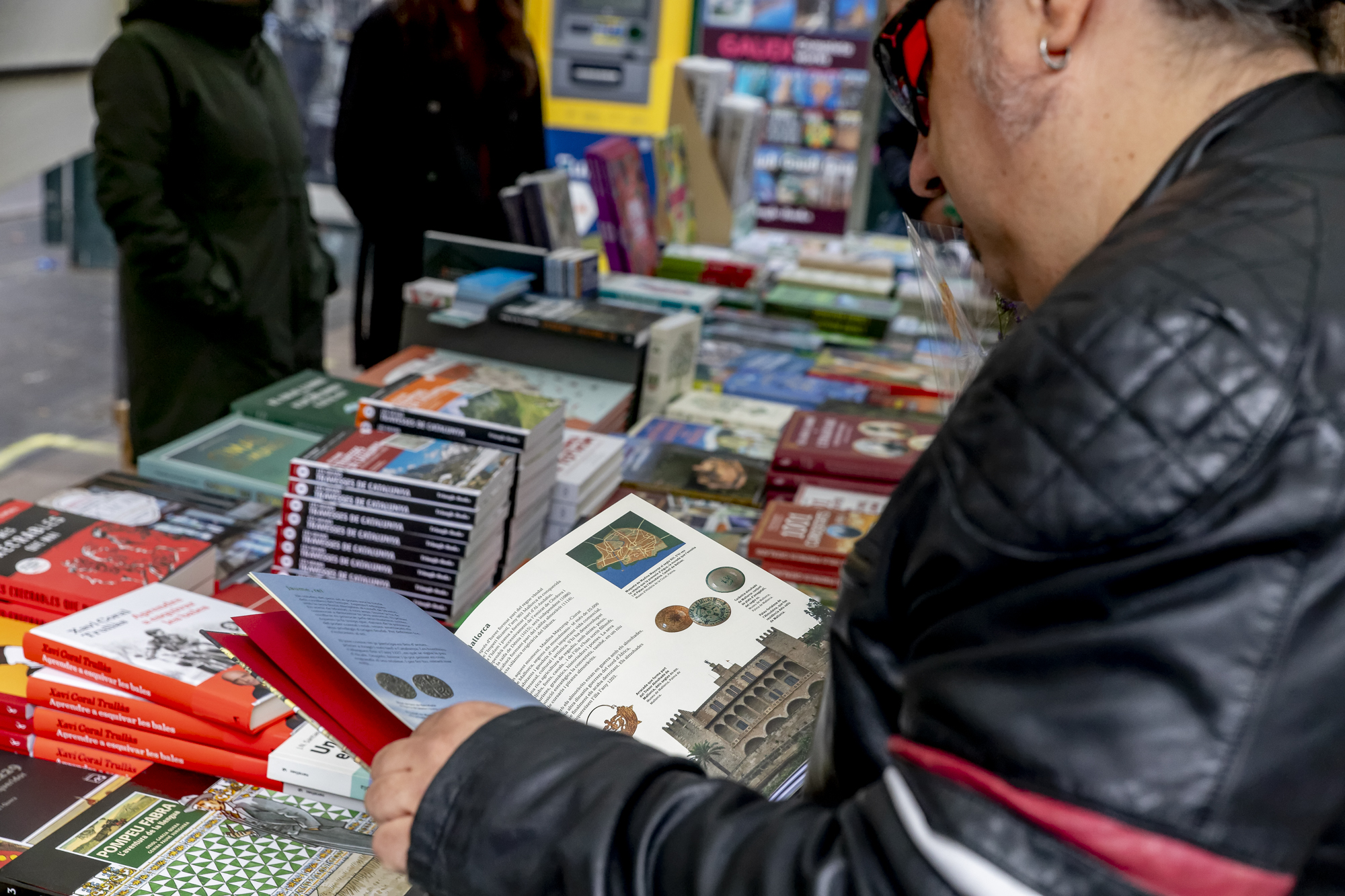 Imatge d'arxiu d'una parada de Sant Jordi de l'any passat.