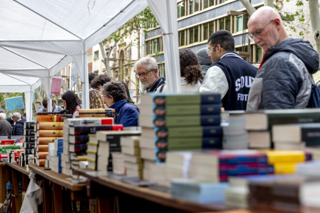 Els llibreters recomanen llibres per a regalar per Sant Jordi més enllà de la llista dels més venuts