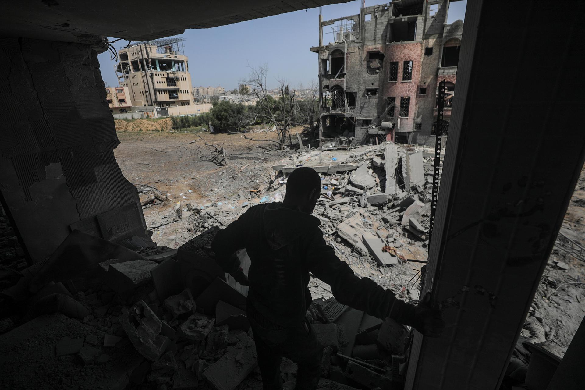 Un palestí inspecciona com ha quedat la seva casa al camp de refugiats d'Al Maghazi, el passat dia 31 de març. (Fotografia de Mohammed Saber)