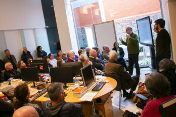 Subscriptors de VilaWeb a la seu de la redacció de Barcelona, durant una jornada de portes obertes.