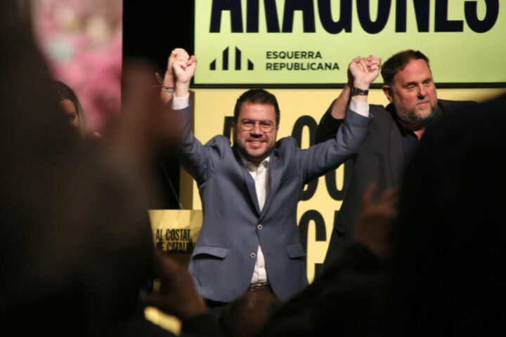 El cap de llista d'ERC, Pere Aragonès, i el president del partit, Oriol Junqueras, durant l'acte de campanya pel 12-M a Santa Coloma de Gramenet (fotografia: ACN / Bernat Vilaró).