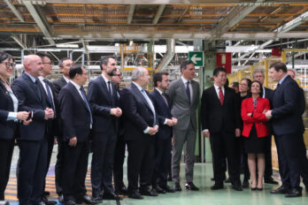 El president del govern espanyol, Pedro Sánchez; el president de la Generalitat, Pere Aragonès; i altres càrrecs polítics durant la signatura de l'acord entre Ebro-EV Motors i Chery a la Zona Franca (fotografia: ACN / Maria Asmarat).