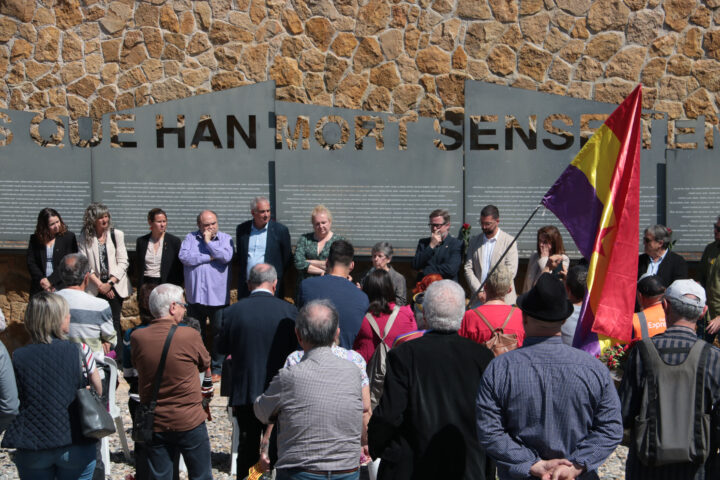 Familiars i autoritats han participat en l'acte de commemoració de les víctimes de la repressió franquista. (Fotografia d'Ariadna Escoda)