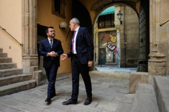El president de la Generalitat amb el director de l'Institut d'Estudis de l'Autogovern.