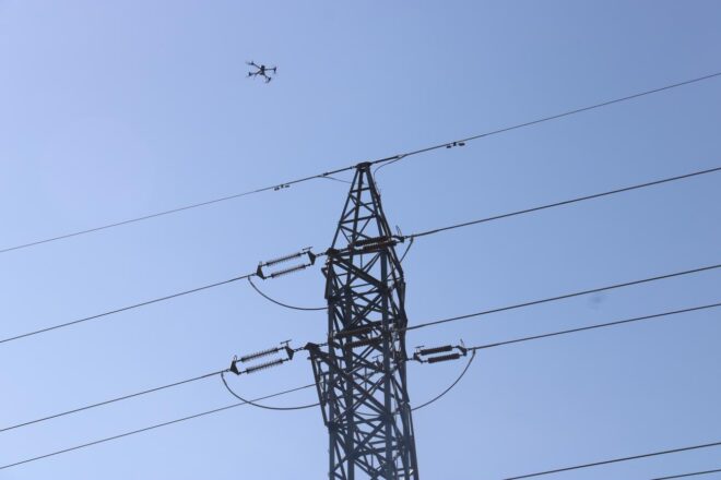 Un accident d’un camió deixa sense llum 14.000 usuaris a Requena i Utiel