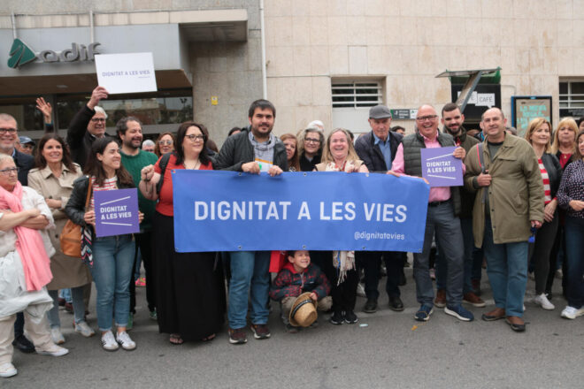 Més d’un centenar d’usuaris de tren de mitjana distància es concentren a Tarragona per reclamar un servei digne