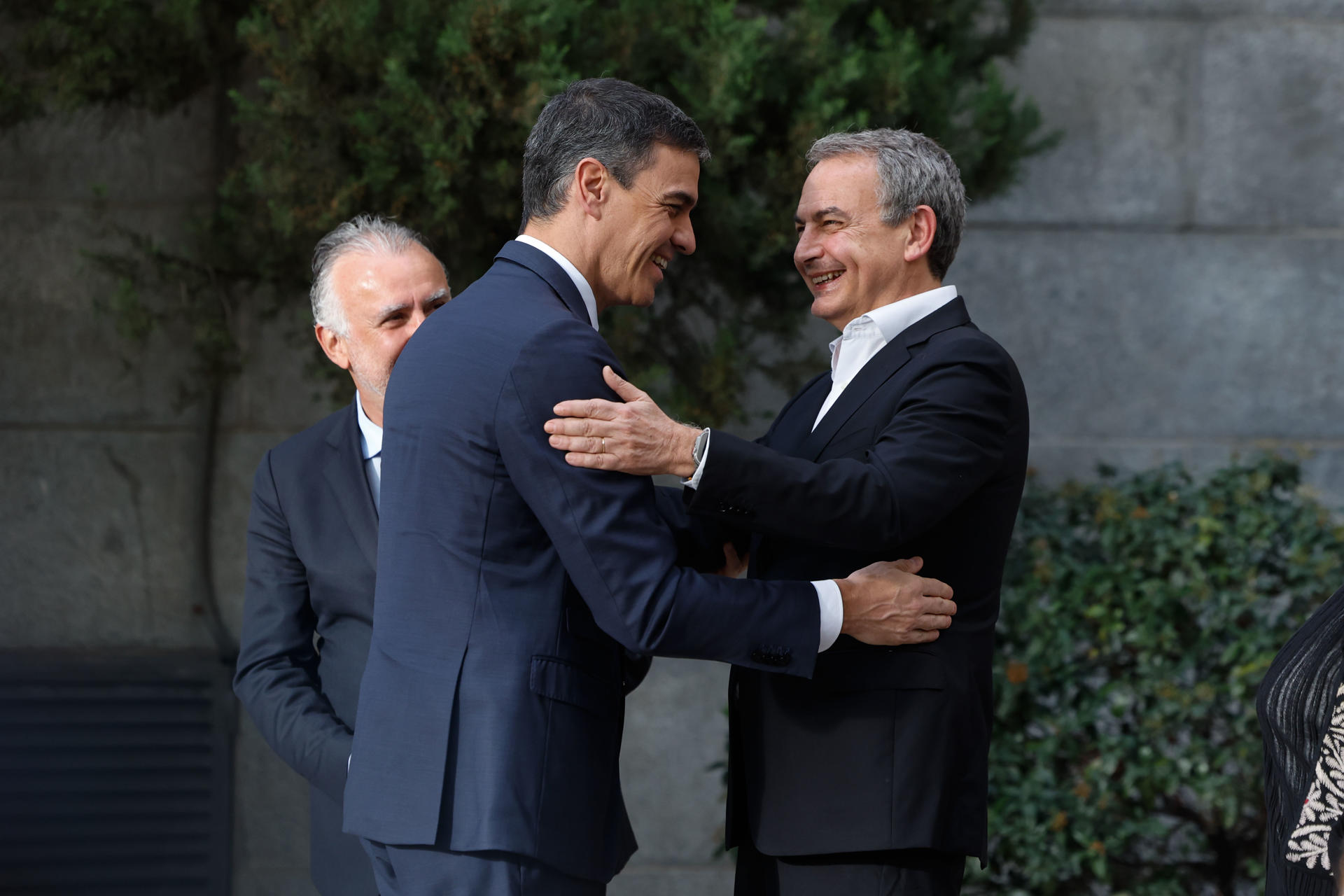 Pedro Sánchez i José Luis Rodríguez Zapatero, en un acte ahir a Madrid. Entre tots dos han governat onze anys dels disset que la llei de memòria històrica ha estat en vigor, sense haver fet res substancial per recuperar els cadàvers que hi ha en les fosses del franquisme (fotografia: EFE/Juanjo Martín).