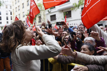 María Jesús Montero saludant dissabte els concentrats davant la seu del PSOE a Madrid (fotografia: Fernando Alvarado).
