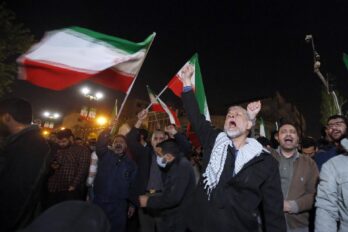 Celebracions a Teheran després de l'anunci que havia començat l'atac a Israel (fotografia: Abedin Taherkenareh).