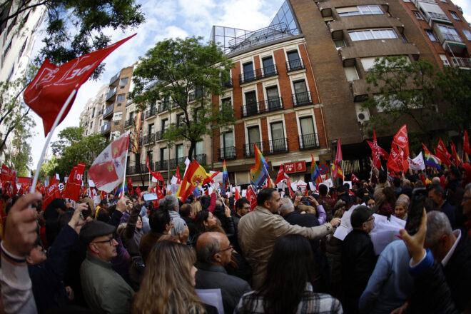 Milers de persones demanen en una concentració davant la seu del PSOE que Pedro Sánchez no plegui