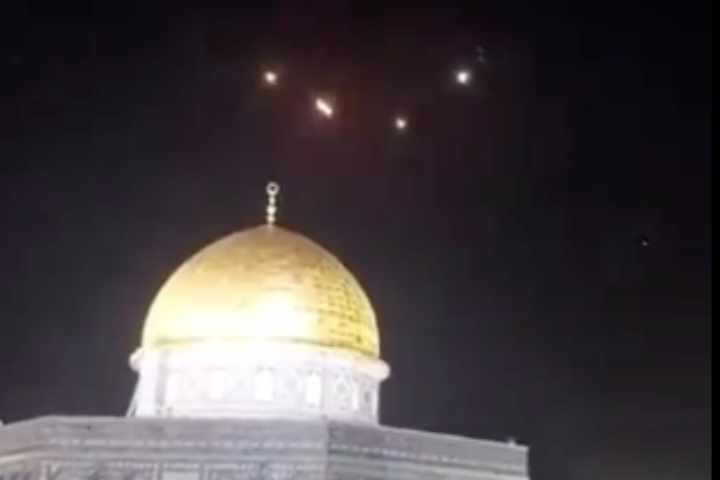 Drons interceptats per la defensa israeliana sobre Jerusalem.