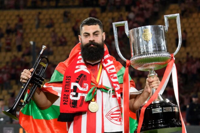 [VÍDEO] Asier Villalibre reivindica la llengua en plena celebració de l’Athletic: “Joves, continueu parlant en èuscar”