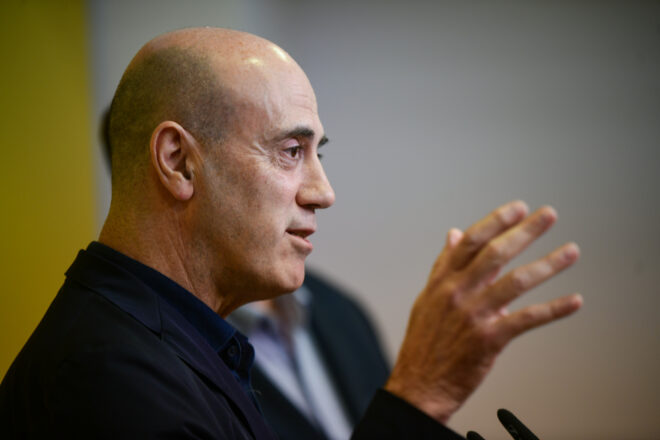 Les opinions controvertides de Tomàs Molina entren en campanya