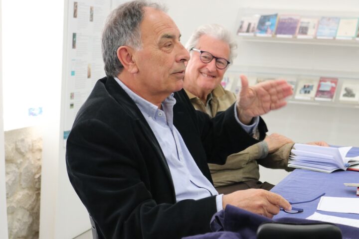 Miquel Berga i el professor Fernando Casal durant la presentació del llibre 'Un país estranger' a l'espai Jesús Moncada del Museu d'Història de Mequinensa (fotografia: Museu d'Història de Mequinensa)