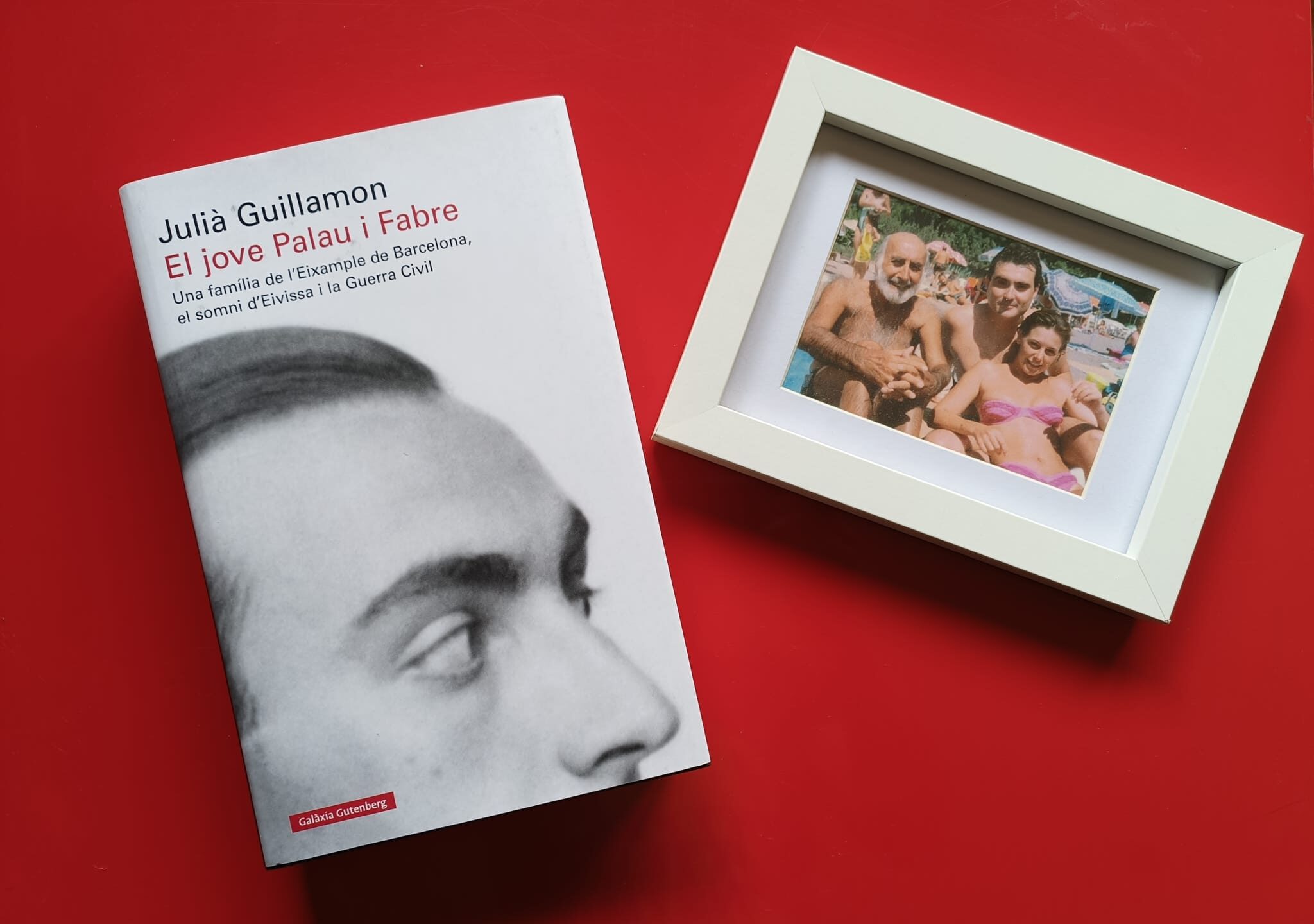 A la dreta del llibre, Palau i Fabre amb els seus amics Julià Guillamon i Cristina Pueyo (fotografia: arxiu J. G.).