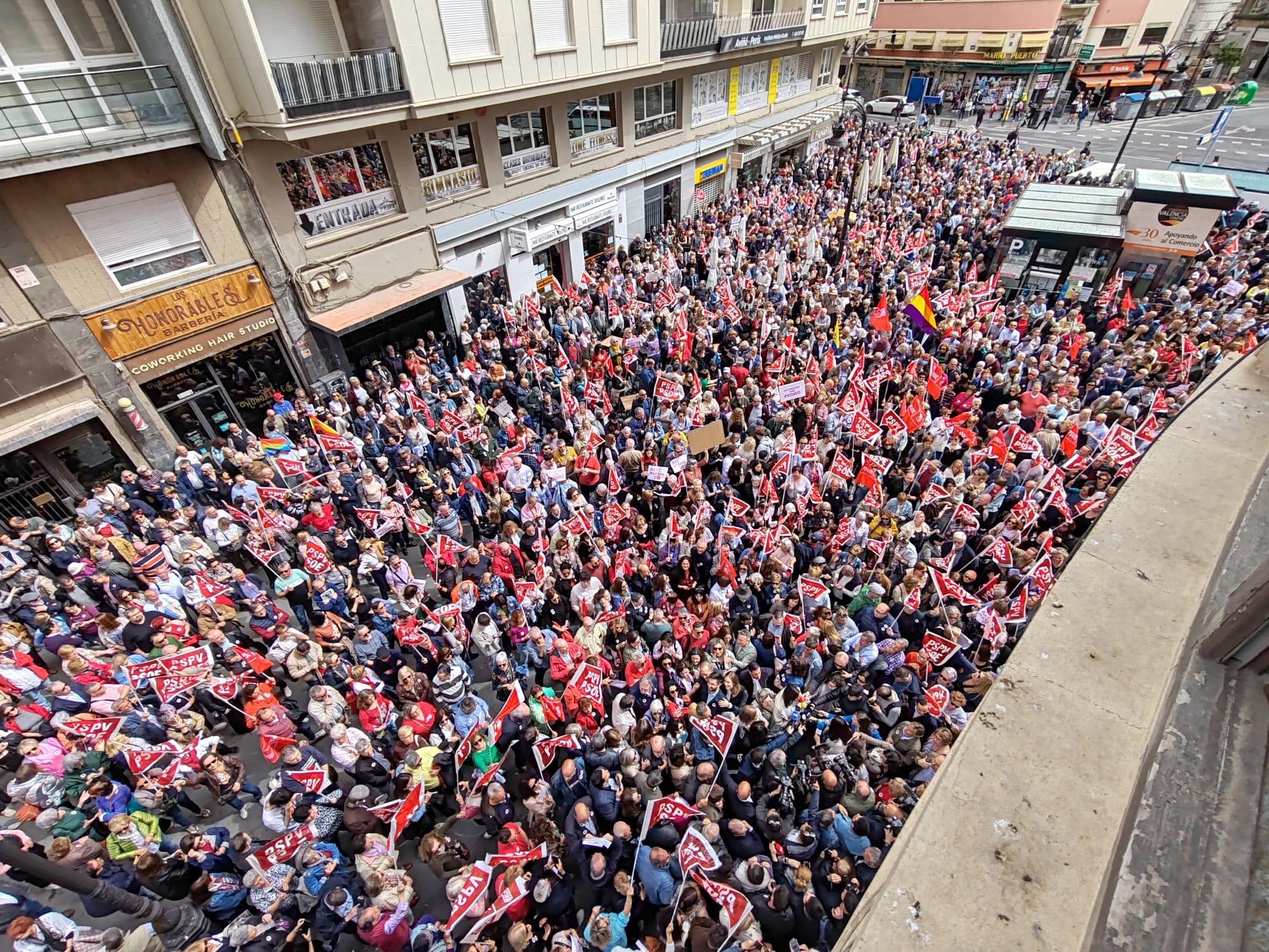 Concentració en suport de Pedro Sánchez davant la seu del PSPV a València