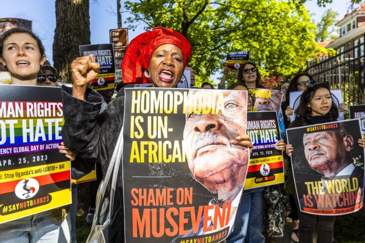 Protesta davant de l'ambaixada d'Uganda a Alemanya per la llei contra l'homosexualitat. (fotografia: Europa Press/Eric Kayne)