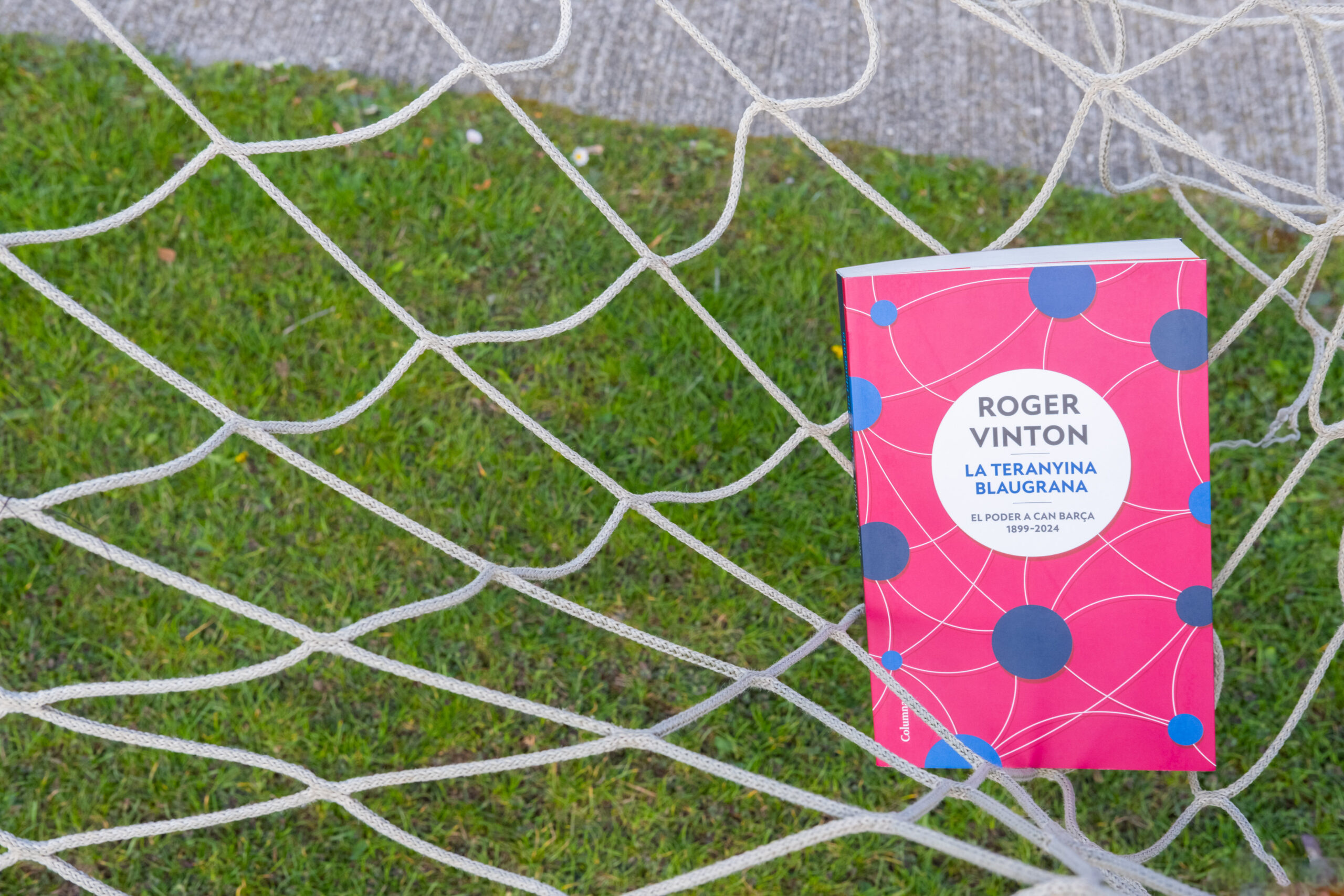 Fotomuntatge del llibre de Roger Vinton ‘La teranyina blaugrana’ (Columna).