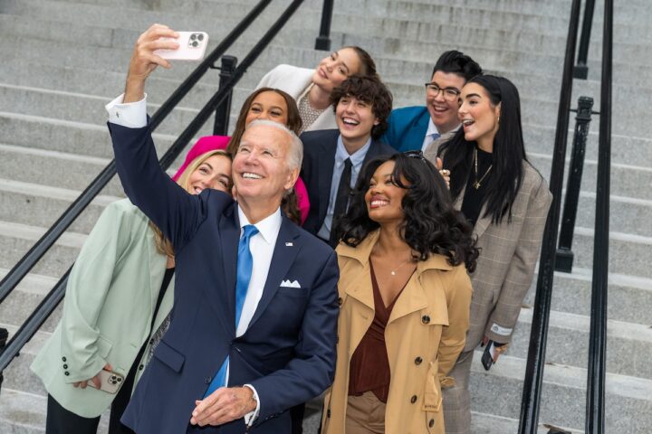 Joe Biden es fa una fotografia, en una imatge d'arxiu.