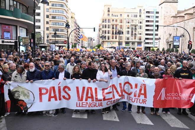 Milers de persones criden a València ‘som País Valencià!’