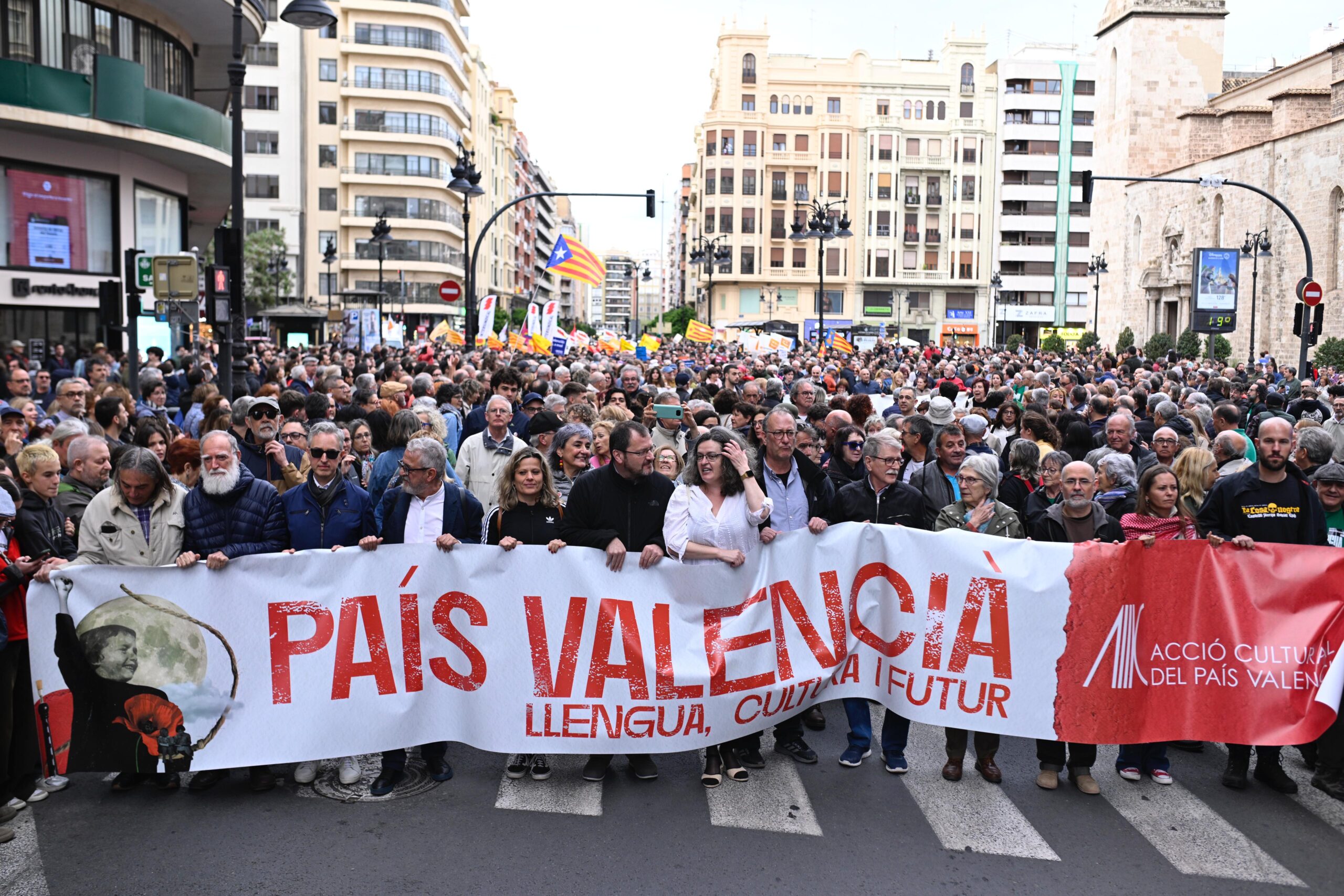Milers de persones omplen València recordant que 