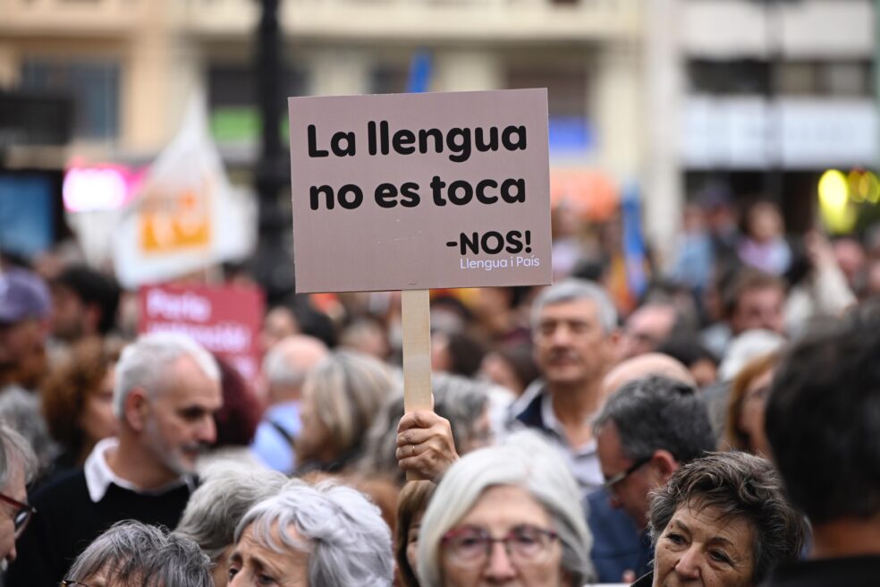 Milers de persones es concentren a València per protestar contra el govern de Mazón