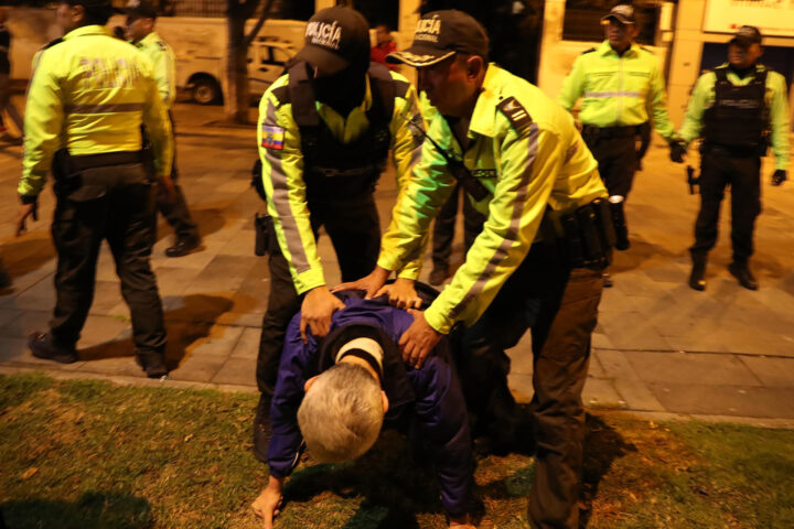 Agents de policia retenen el cap de l'ambaixada de Mèxic a l'Equador després de la detenció de Jorge Glas (fotografia: EFE).