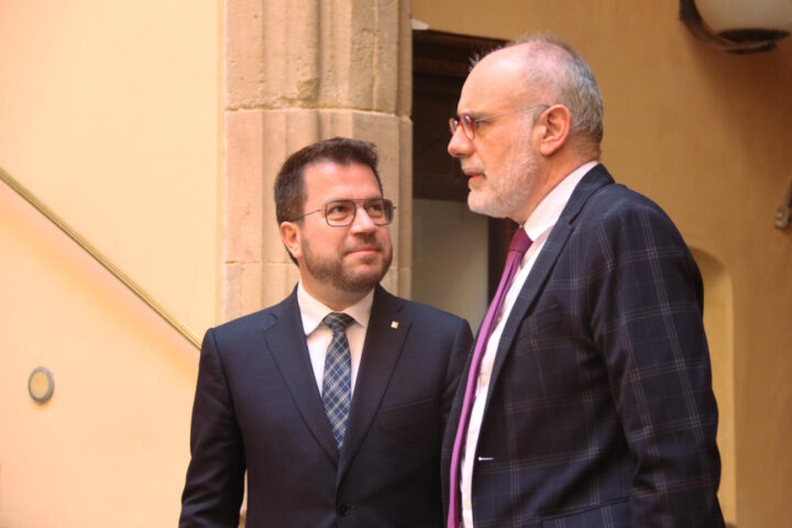 El president de la Generalitat, Pere Aragonès, amb el director de l'Institut d'Estudis de l'Autogovern, Joan Ridao (fotografia: ACN).