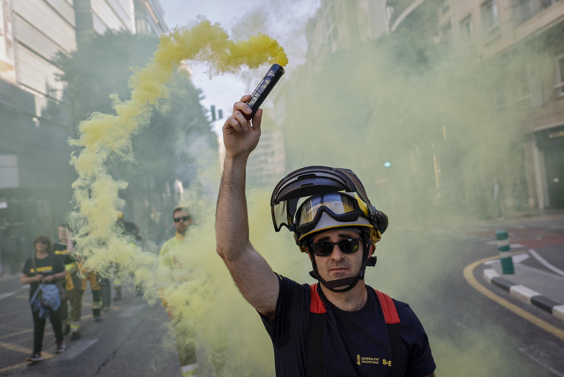 Moment de la manifestació dels bombers forestals dimarts a València (Fotografia: EFE)