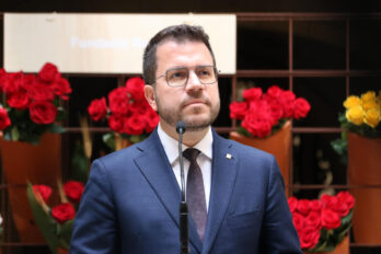 El president de la Generalitat, Pere Aragonès, en declaracions als mitjans al Palau de la Generalitat per Sant Jordi (fotografia: ACN / Guifré Jordan).