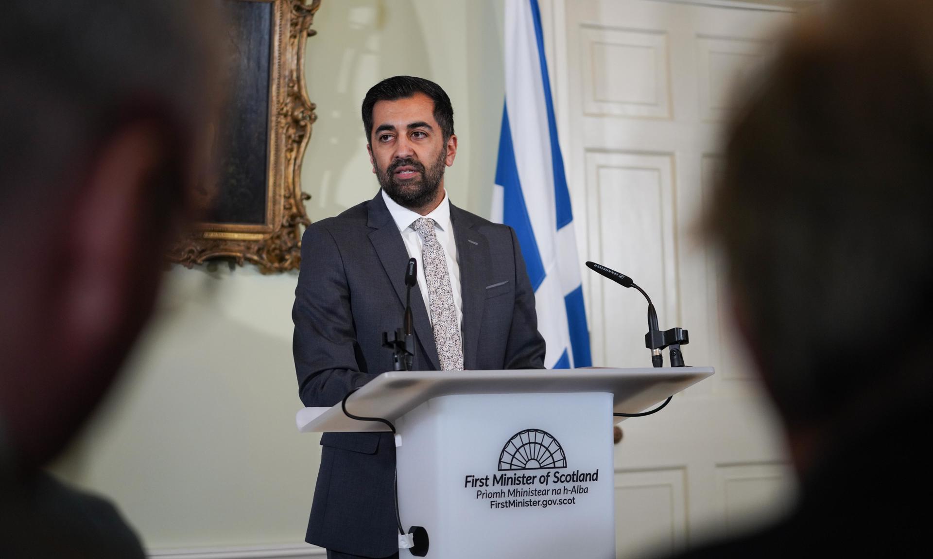 El primer ministre d'Escòcia, Humza Yousaf, durant la conferència de premsa en què ha anunciat la seva dimissió