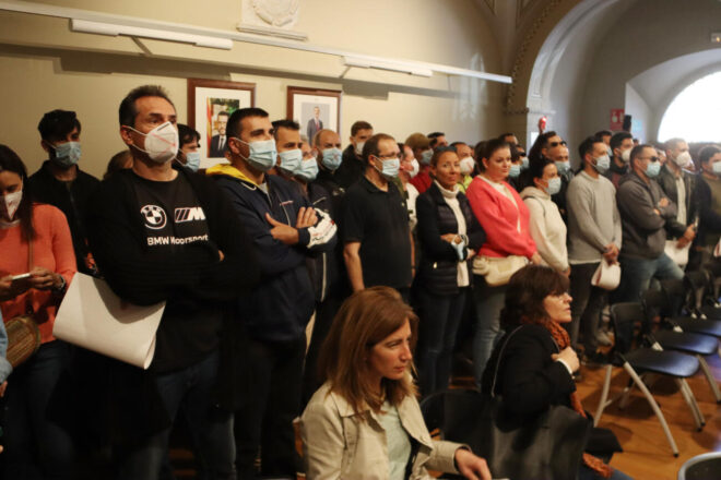 Una cinquantena de policies de Tarragona irrompen al ple per a reclamar millores salarials