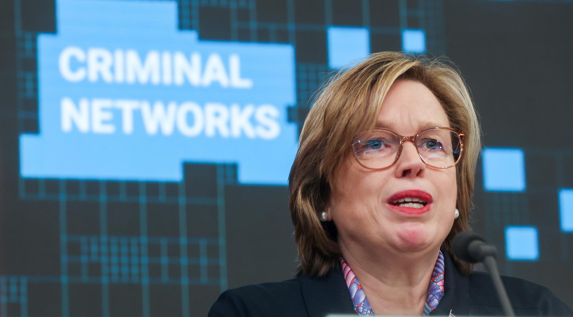 La Directora Executiva d'Europol, Catherine De Bolle, parla durant la presentació del mapa de xarxes criminals d'Europol, a Brussel·les (Fotografia d'Olivier Hoslet)
