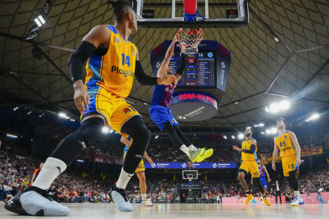 Crits i banderes a favor de Palestina al Palau Blau-grana malgrat la prohibició