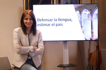 La regidora de Llengua i Cultura de l'Ajuntament de Vic, Bet Piella, a la sala de la Columna (fotografia: ACN).