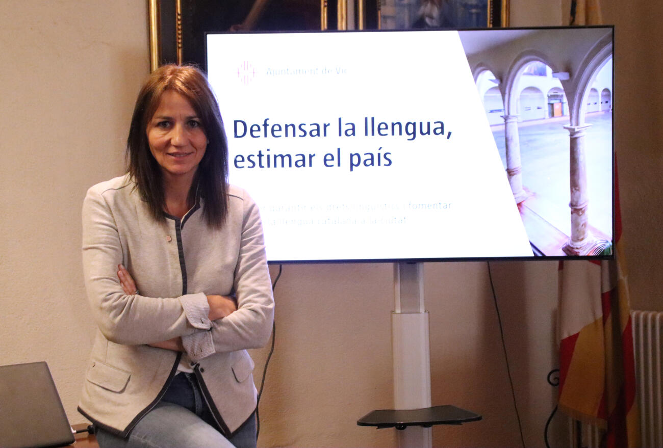 La regidora de Llengua i Cultura de l'Ajuntament de Vic, Bet Piella, a la sala de la Columna (fotografia: ACN).
