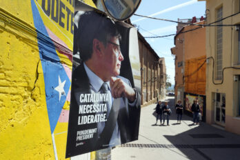 Un cartell de propaganda electoral de Carles Puigdemont en un carrer del Masnou (Fotografia: EFE/Enric Fontcuberta)