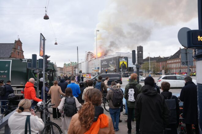 Un gran incendi crema l’edifici històric de la Borsa de Copenhaguen