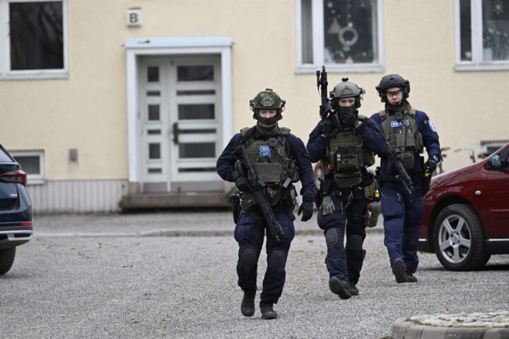 Agents de la policia de Finlàndia, als voltants de l'escola de Vantaa on s'ha produït el tiroteig (fotografia: Markku Ulander/Lehtikuva/dpa).