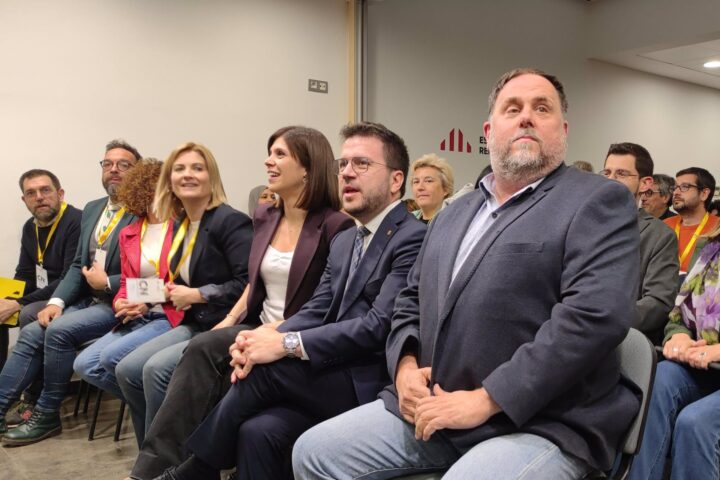 El president Aragonès, acompanyat d'Oriol Junqueras, Raquel Sans i Marta Vilalta (fotografia: Europa Press).