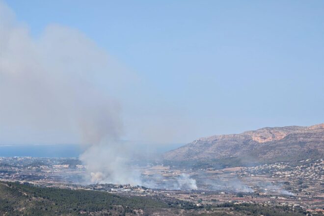 Un incendi a Xàbia obliga a desallotjar un centenar de veïns