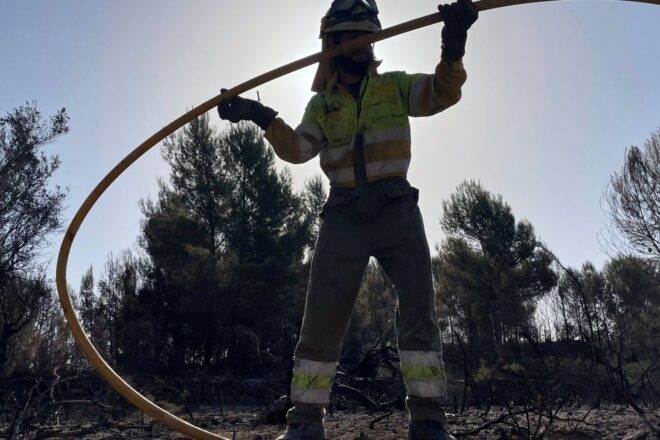 L’incendi de Tàrbena continua sense control i obliga a desallotjar alguns habitatges