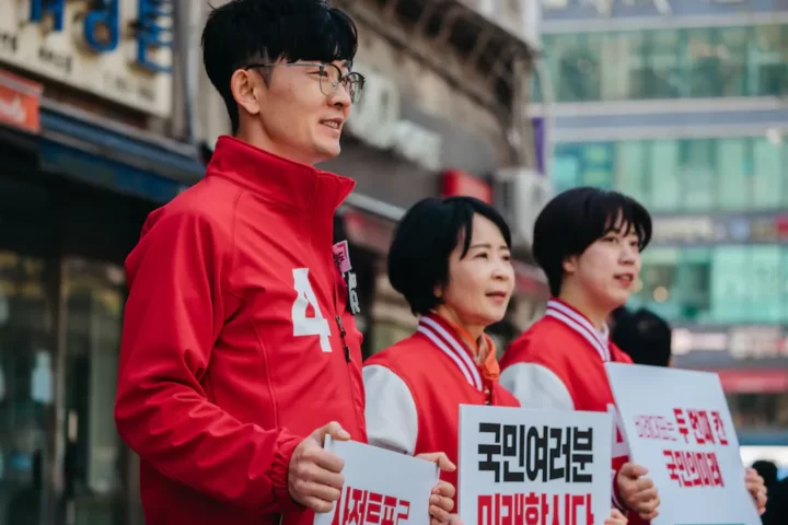 Park Choong-kwon (esquerra), durant un acte electoral a Seül (fotografia: Jun Michael Park/The Washington Post).