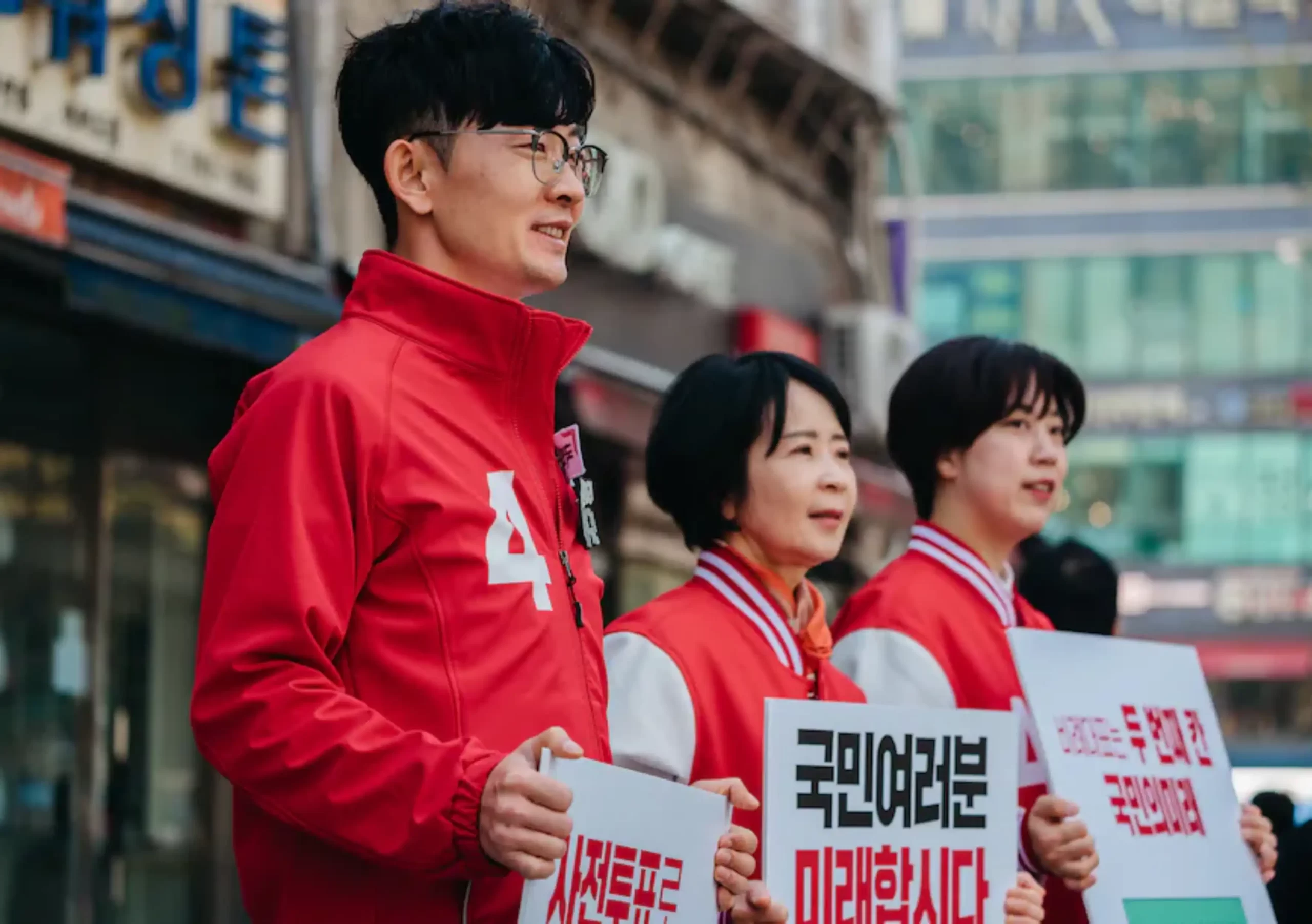 Park Choong-kwon (esquerra), durant un acte electoral a Seül (fotografia: Jun Michael Park/The Washington Post).