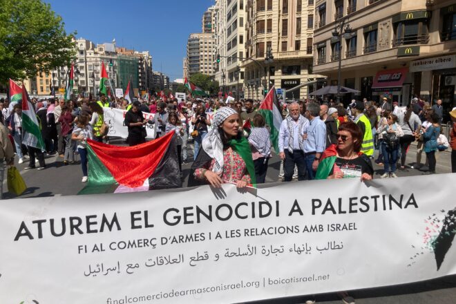 Milers de persones reclamen a València la fi del genocidi a Palestina