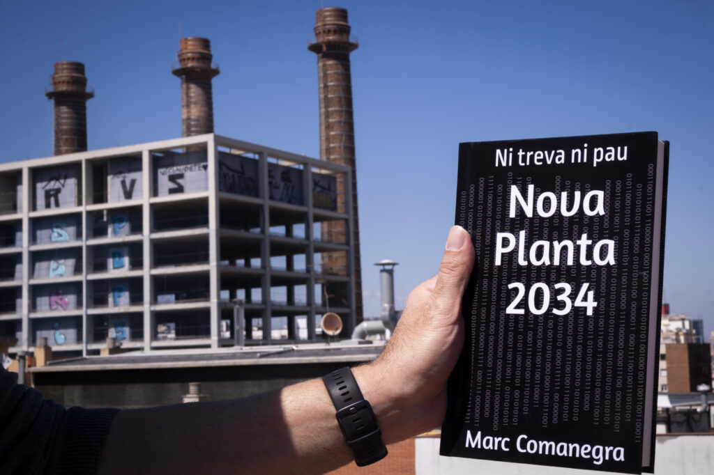 L'autor amb l'àlies Marc Comanegre posa a Barcelona amb el seu nou llibre Nova Planta 2034.